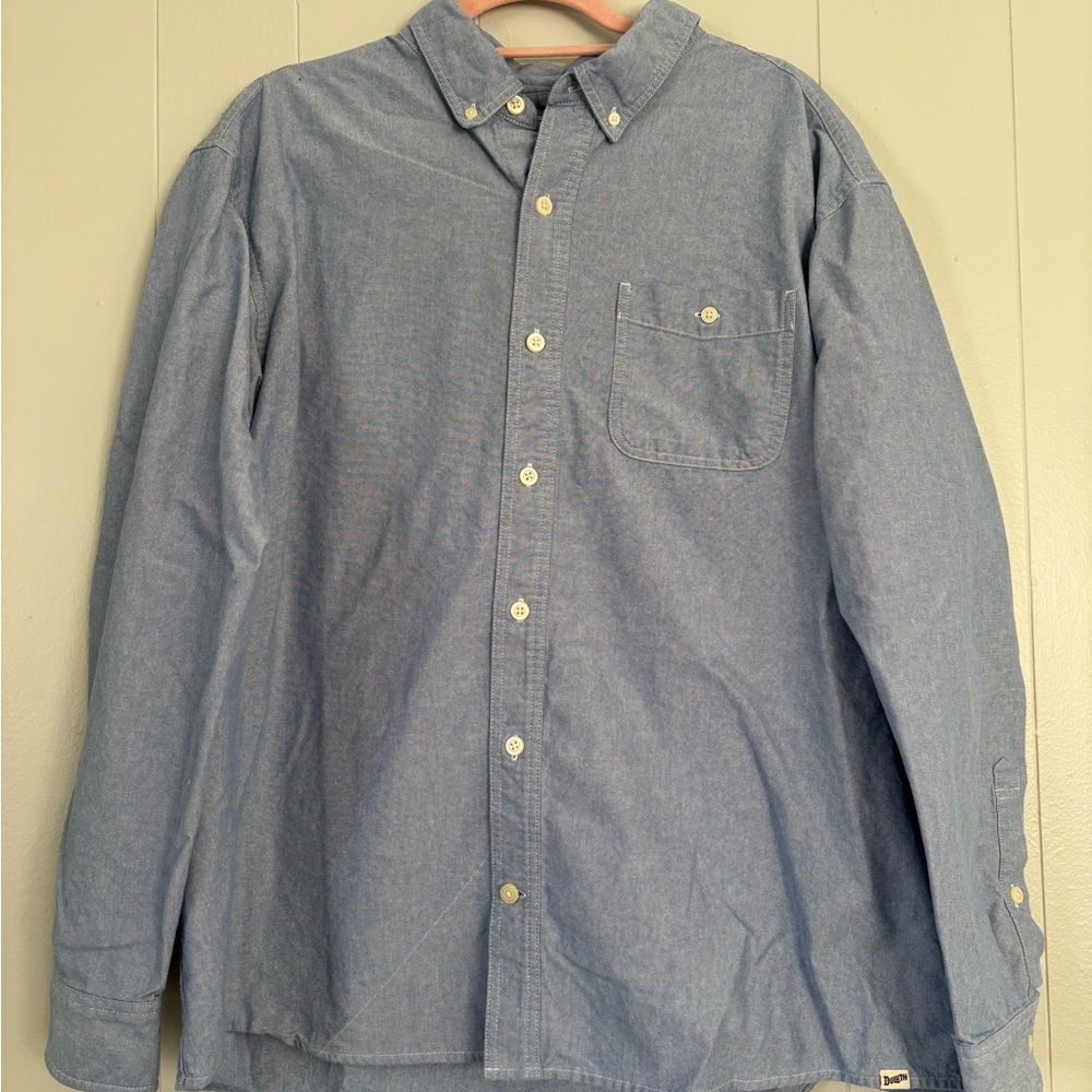 Duluth Trading Co Men’s Blue Chambray Casual Untucked Length Button-Down Shirt
